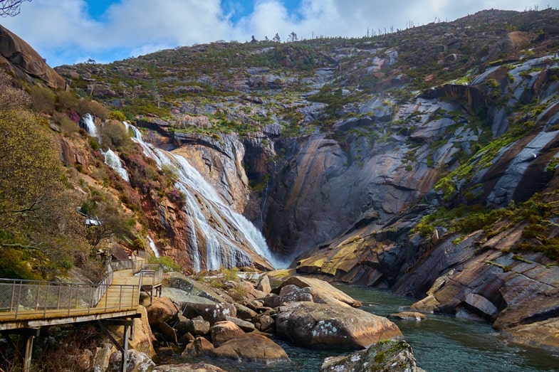 Curiosities of the Ézaro Waterfall
