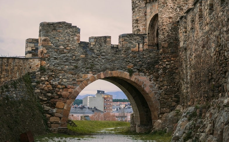 El castillo de Ponferrada en el Camino de Santiago