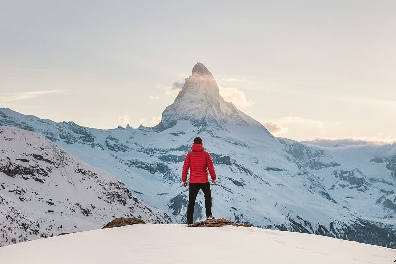 Una persona y una montaña llena de nieve